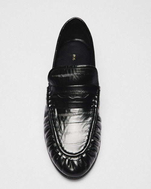 Dafne Croc Penny Loafer, black, detail